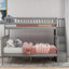 Lit superposé simple au dessus d'un escalier double avec rangement, gris, peu encombrant et polyvalent pour les chambres à coucher et les dortoirs modernes-560515176