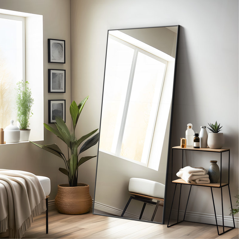 Miroir pleine longueur moderne moderne avec cadre en métal avec support, un ajout élégant et fonctionnel à toute pièce