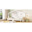 Lit simple blanc avec tablettes, fenêtre attrayante et tablettes de toit envoûtantes en blanc, séduisant-176247294
