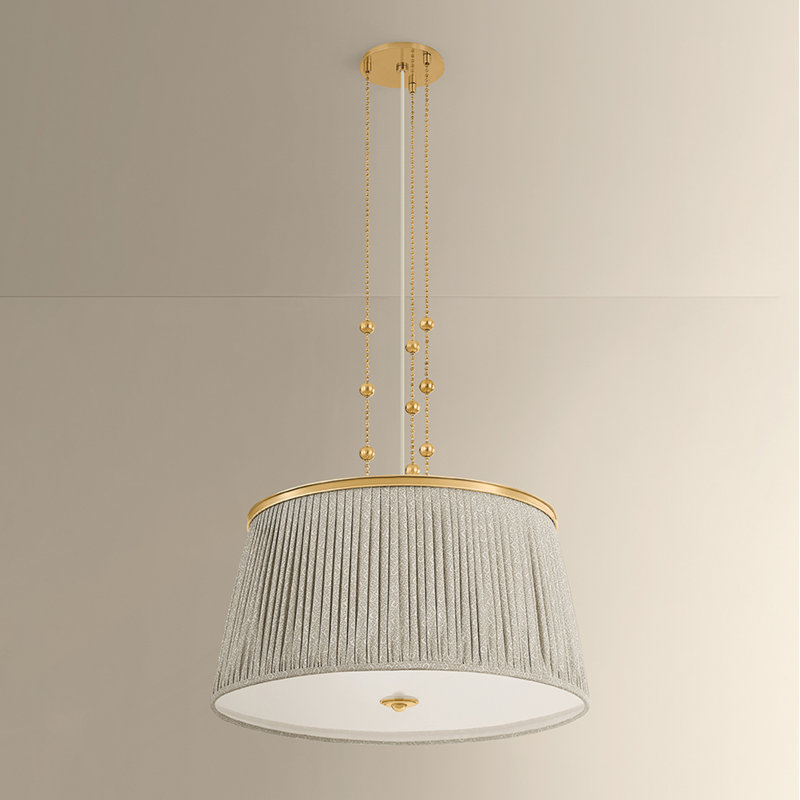 Valeria Pendant, 28, 3