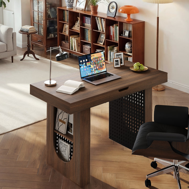 Bureau à domicile Adonia de 55,1 po de largeur avec station de charge et panneau perforé, table de jeu / salle à manger convertible, rangement à fermeture en douceur, peu encombrant pour les petits espaces