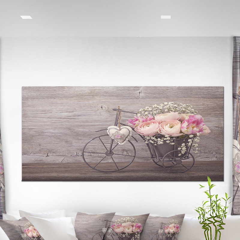 «Ranunculus Flowers in Bicycle Vase», photographie, H 12 po x l 20 po x P 1 po, Toile tendue