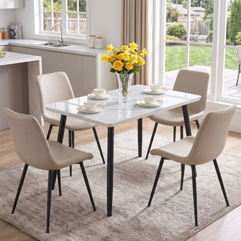 Ensemble de salle à manger moderne 5 pièces avec table en bois aggloméré de 47 po en verre trempé et 4 chaises en similicuir facile à nettoyer, pieds en métal