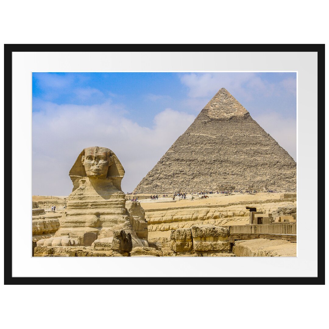 Gerahmtes Poster Sphinx von Gizeh mit Pyramide