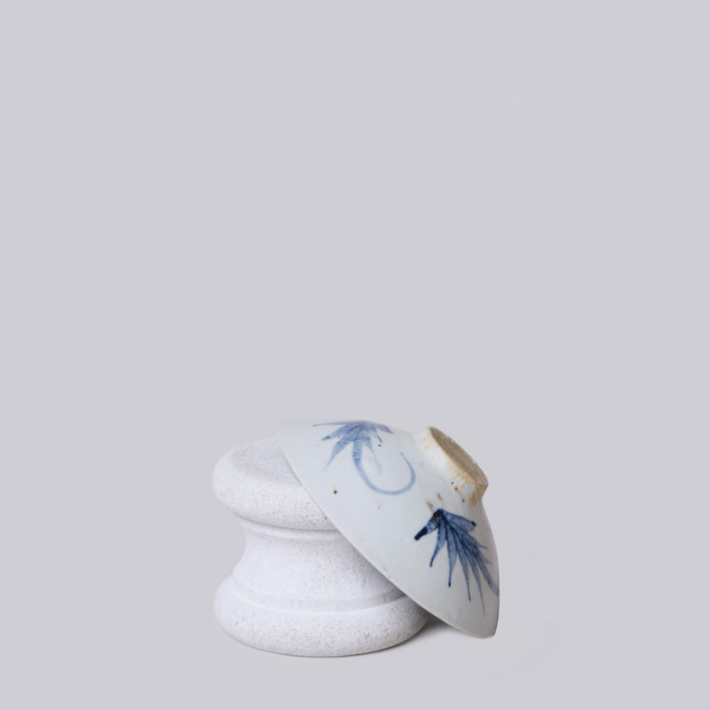 Petit bol conique en porcelaine bleue et blanche