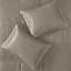 Édredon 7 pièces charmeuse taupe très grand, coussins décoratifs et texture douce et confortable