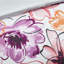 Très grand / très grand lit avec édredon floral rose et caractéristique des coussins brodés-124539676