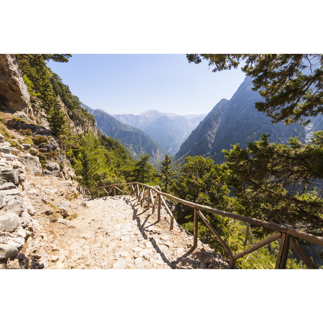 Leinwandbild Bergweg mit blauem Himmel, Samaria-Schlucht in Griechenland, Kreta von Sokol Lukasz