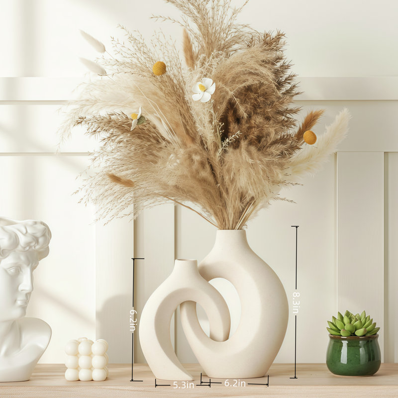 Ensemble de deux vases en céramique blanc laiteux, avec un design minimaliste de style bohémien nordique, un ajout polyvalent à tout décor.