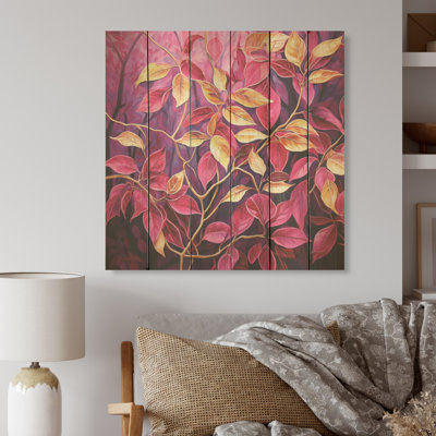 Feuilles dorées et roses sur fond de bois de pin naturel