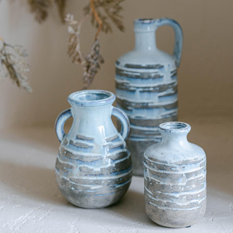 Céramique avec poignées bleues et vase rustique à rayures grises et brunes