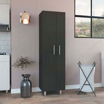 Armoire de nettoyage Nala avec cinq tablettes et rangement pour balais
