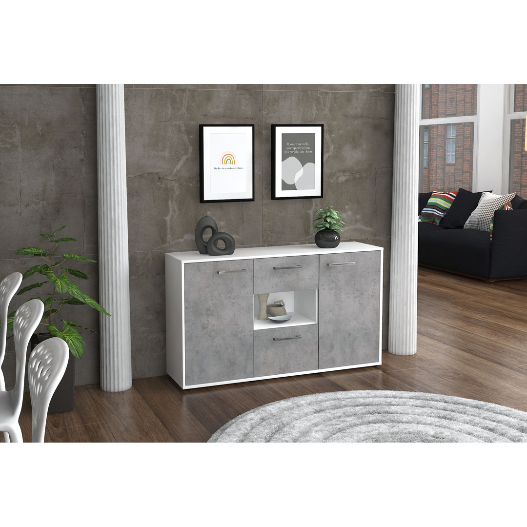 Das Sideboard Denise hat einen Korpus und eine Front (136 x 79 x 35 cm) und verfügt über Metallgriffe.