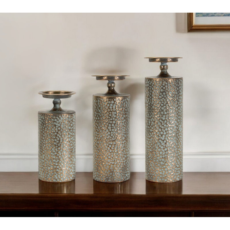 Ensemble de trois porte-bougies sur pied en métal