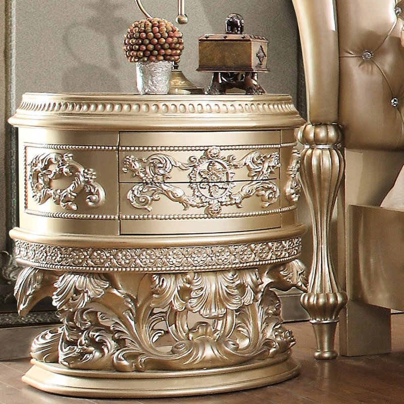 Élégante table de chevet argentée avec 2 compartiments de tiroir doublés de feutre dans un style fascinant