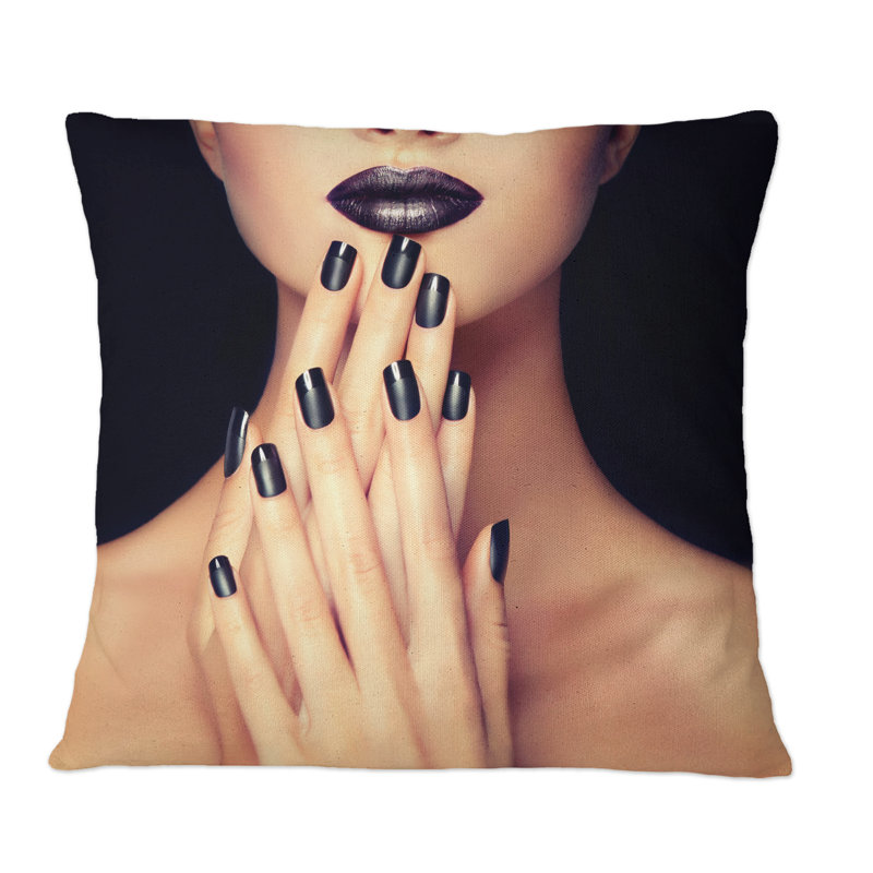 Visage de femme avec maquillage noir et manucure IV - coussin décoratif imprimé Glam, 16 po x 16 po