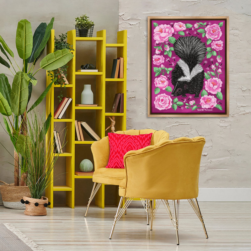 "Skunk & Rose Blossoms", art mural encadré par Renee Thompson, H 31 po x l 25 po, Cadre flottant orme Montalcino