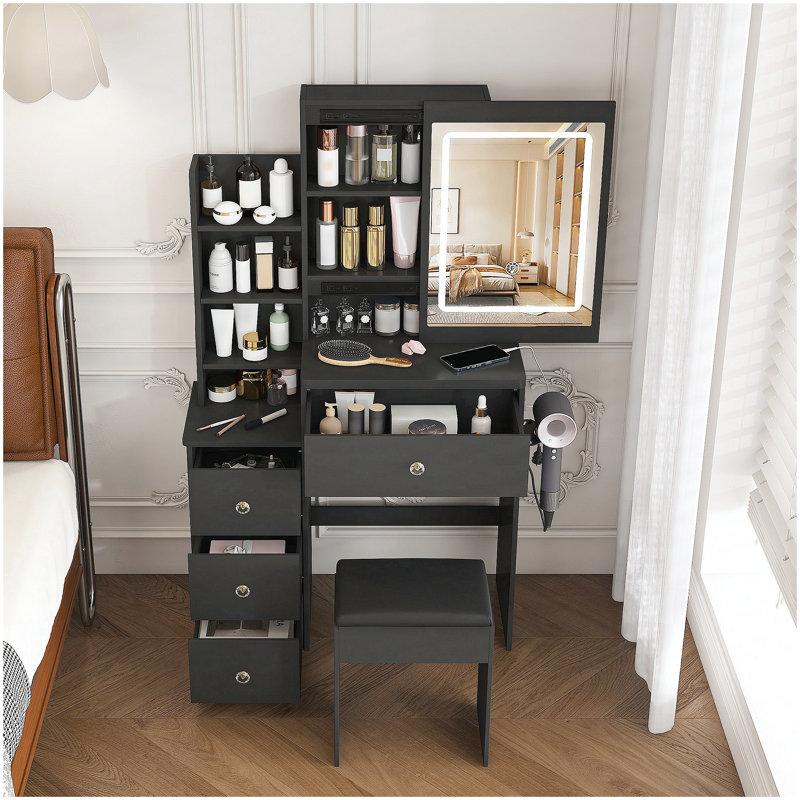 Ce meuble-lavabo moderne comprend 3 modes d'éclairage DEL à luminosité réglable, 4 tiroirs et plusieurs tablettes de rangement ouvertes, un porte-sèche-cheveux et une prise de courant, ainsi qu'un fauteuil. Noir