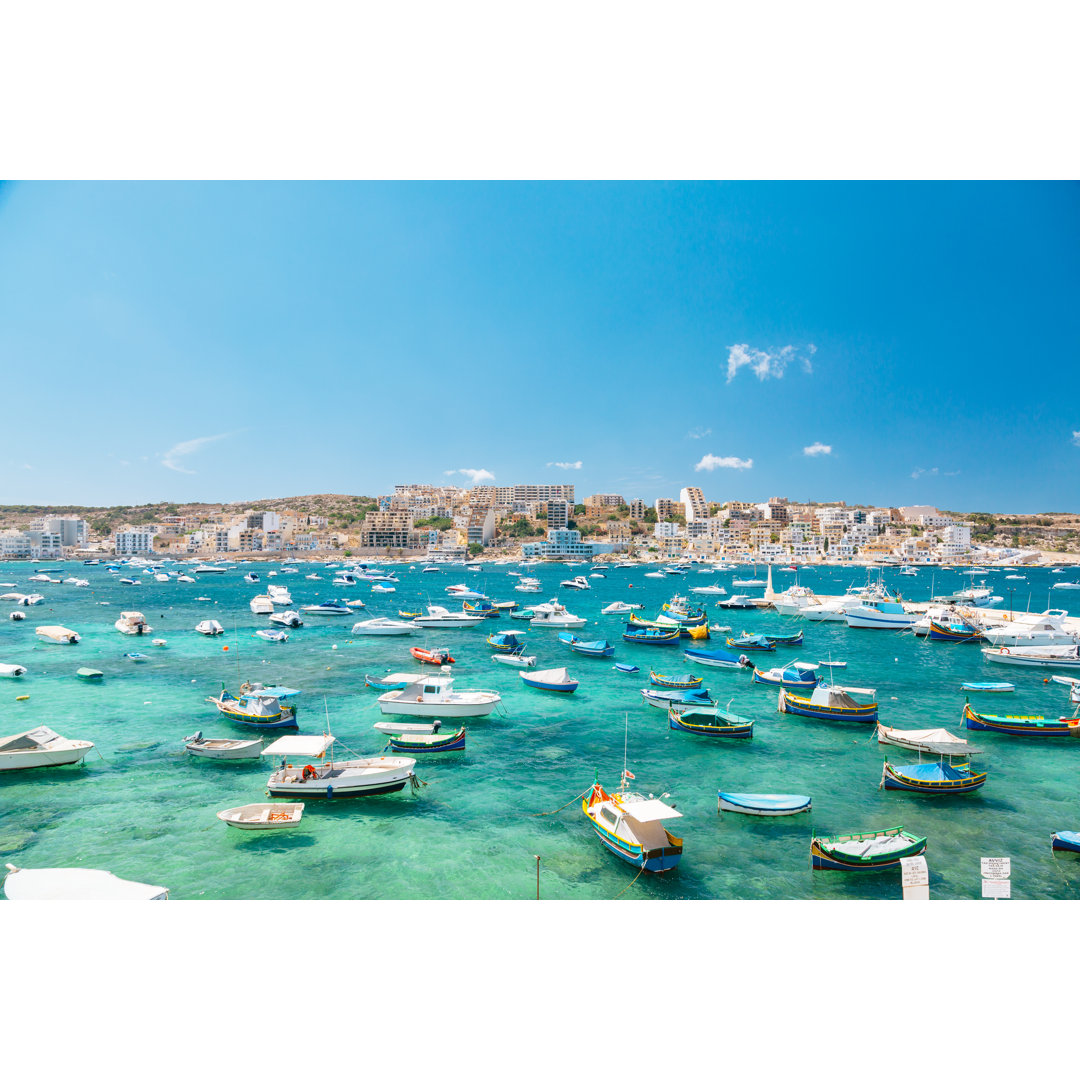 Boote in der Bucht von Bugibba, Malta von Danilovi - Druck auf Leinwand ohne Rahmen