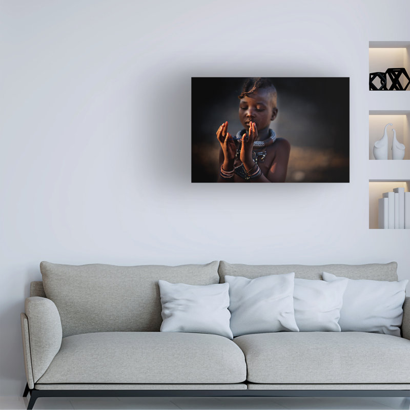 Trevor Cole The World In My Hands Canvas Art, H 16 po x l 24 po