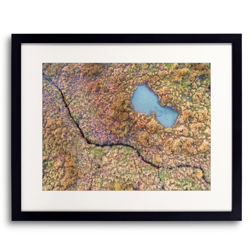 Paysage aérien abstrait vii par Frank Peters - photographie, H 17,25 po x l 21,25 po x P 0,88 po, Papier avec cadre noir