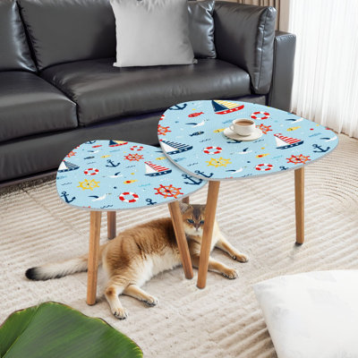 Ensemble de 2 tables basses gigognes triangulaires modernes et colorées, motif bateaux et ancres. Tables d'appoint empilables et peu encombrantes, idéales pour les familles et les locataires, pour le salon ou la chambre. Décoration intérieure.