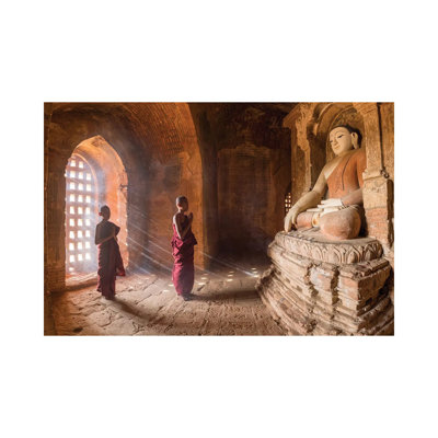 Deux jeunes moines novices priant le Bouddha dans un vieux temple à Bagan, Myhara