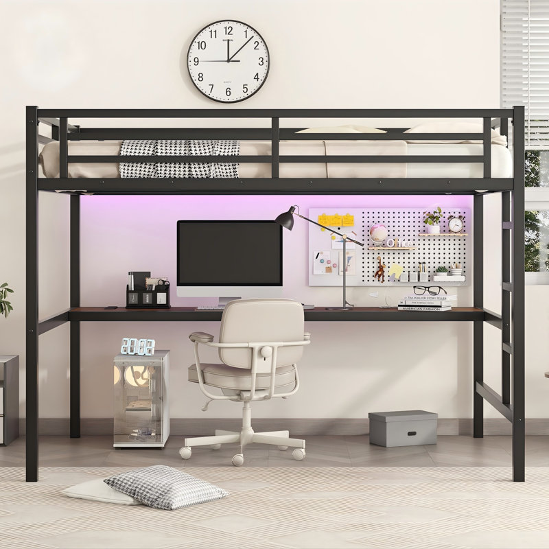 Lit mezzanine simple en métal noir de taille très grand avec bureau, lumière à DEL, station de charge USB, conception peu encombrante, structure à bruit réduit, barrières de sécurité, aucun sommier nécessaire
