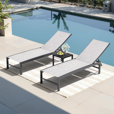 Chaise longue de patio inclinable en métal avec table carrée (ensemble de 3)