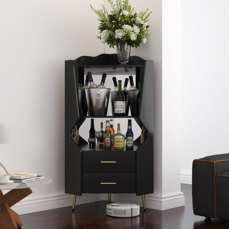 Armoire de bar moderne en coin noir avec dossier à miroir avec 2 tablettes ouvertes et 2 tiroirs, pieds hauts pour un nettoyage facile