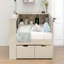 Lit plateforme simple en bois avec tablettes de rangement, tiroirs, station de charge et tête de lit tapissier, crème