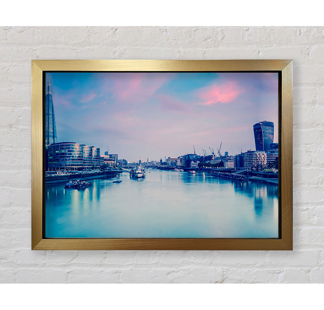 Over The Iconic Thames - Einzelne Bilderrahmen Kunstdrucke