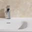 Meuble-lavabo suspendu de 122 cm (48 po) en fini noyer avec lavabo monobloc sans joint.