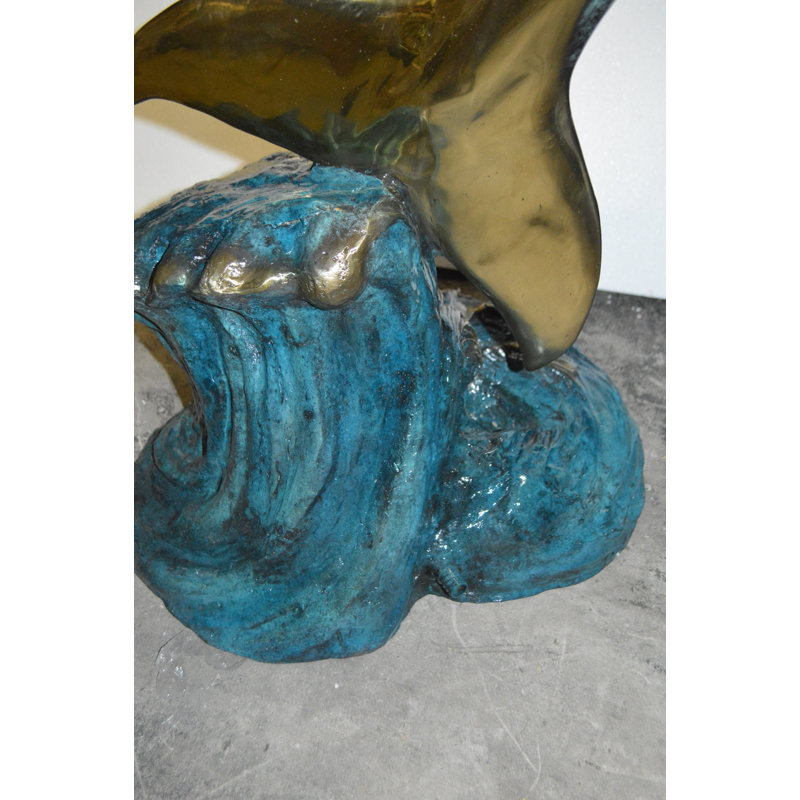 Statue de deux dauphins qui dépassent les autres sur des vagues - sculpture en bronze moderne, L 44 po x l 23 po x H 76 po