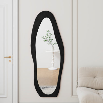 Miroir pleine grandeur de 63 po x 24 po avec cadre enveloppé de flanelle, conception irrégulière, fixation murale ou au sol, incassable et transparent pour un usage domestique, miroir de corps de 63 po x 24 po, forme unique, noir, salon