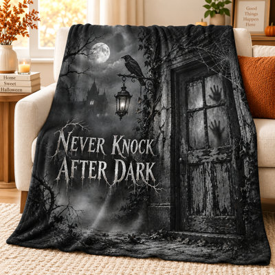 Plaid en flanelle anthracite « Corbeau au clair de lune » avec lanterne, croissant de lune, branches nues et toile d'araignée, idéal pour le canapé, le lit, la lecture et les voyages, 76 x 102 cm