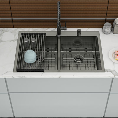Double cuve encastrée noire 33 po x 22 po en acier inoxydable de calibre 16 avec cuves profondes de 10 po, conception 50/50 pour un meilleur flux de travail dans la cuisine, bonde arrière fabriquée à la main 3,5 po, évacuation facile de l'eau X Grooves, son de 3 m