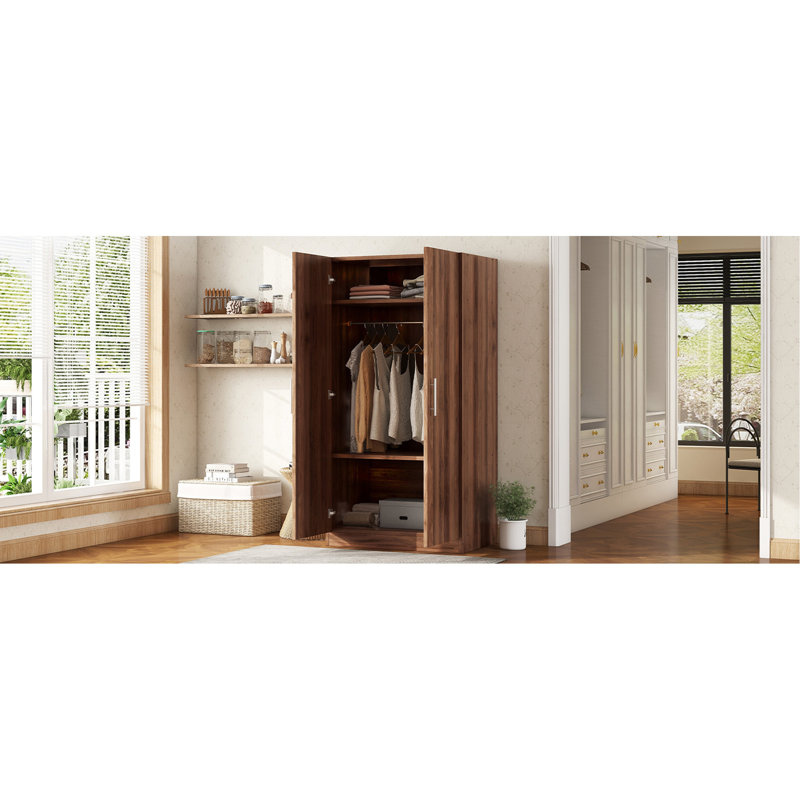 Armoire polyvalente en bois avec plusieurs options de rangement, un ajout élégant et pratique à toute chambre à coucher.
