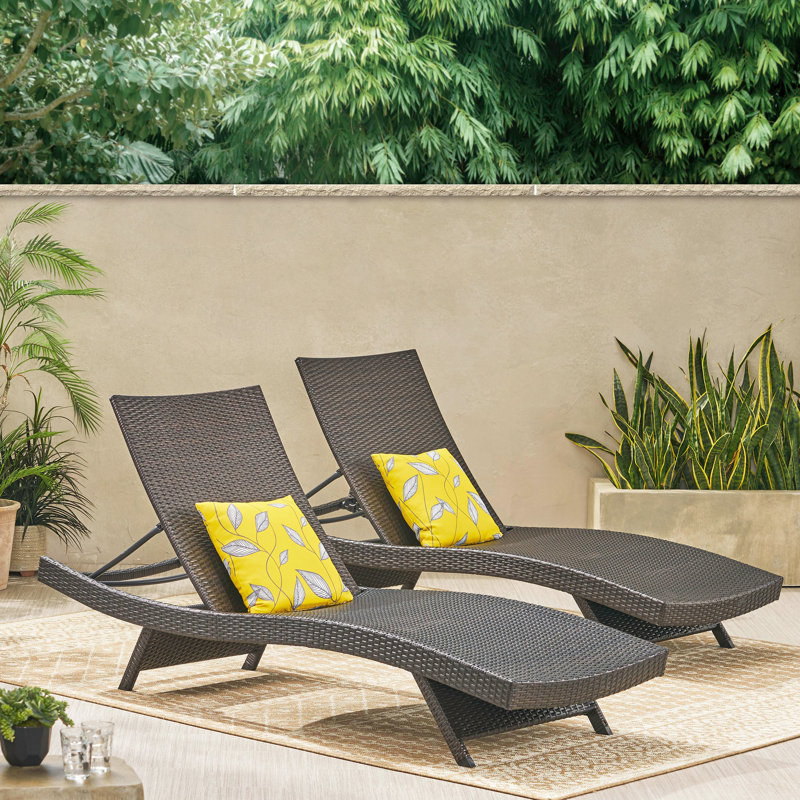 Chaises longues réglables - Répondez à vos différents besoins Les chaises longues brunes ajoutent une touche d'élégance au patio