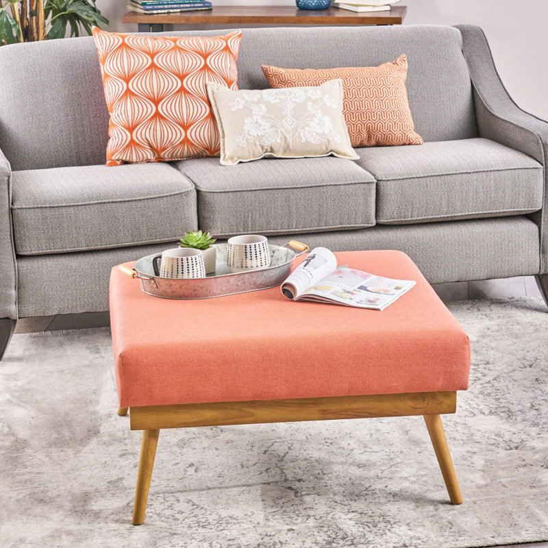 Corail de style Mid-Century, offrant des sièges supplémentaires et un carré de couleur confortable, idéal pour la détente du salon