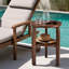 Une table d'appoint ronde en bois massif à double couche avec rangement compartimenté. Convient à une utilisation comme table d'appoint, table de chevet ou objet décoratif dans les salons, les chambres à coucher ou les petits appartements.