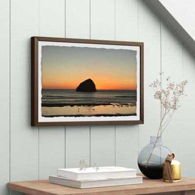 «Dawn Be derrière the Rock» par Marmont Hill - reproduction d'art sur papier encadrée