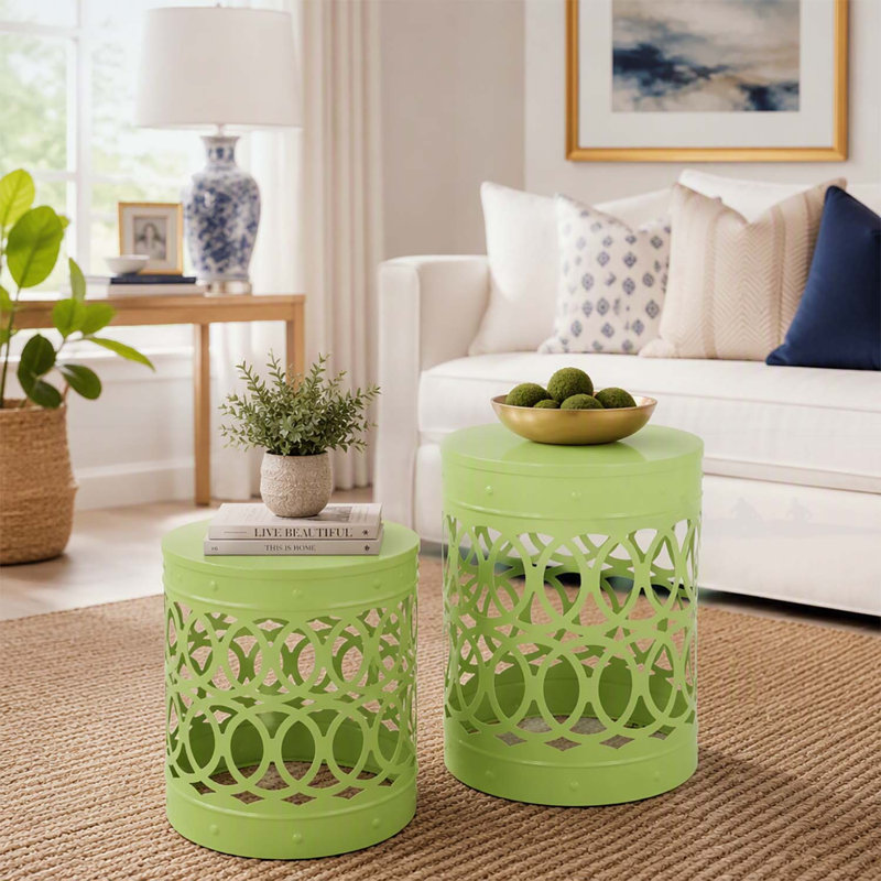 Ensemble de tables d'appoint d'extérieur modernes en métal avec un design élégant en fer découpé et un cadre durable à revêtement en poudre, parfait pour un décor élégant et fonctionnel.