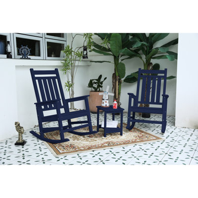 Chaise berçante bleu marine toutes saisons avec table. Conception ergonomique pour un confort maximal. Siège élargi et profilé. P 32,5 po x l 25,9 po x H 41,7 po. Supporte jusqu'à 380 lb. Installation partielle de 30 minutes. Fabriqué en