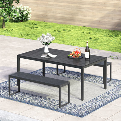 Ensemble de salle à manger 3 pièces pour patio avec table rectangulaire 63 "et 2 bancs en faux bois 