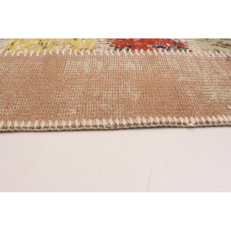Tapis unique en laine noué à la main style Kosak des années 2010 de 5 pi 4 po x 7 pi 10 po beige / rouge / vert Kallea