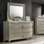 Commode contemporaine 1 pièce en argent avec poignées en acrylique, panneaux en relief et 6 tiroirs pour un rangement élégant