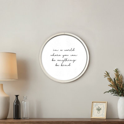 «Be Kind in This World», art textuel sur bois aggloméré