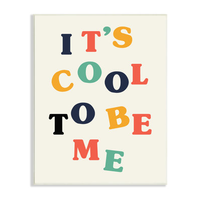 «Cool To Be Me», inspiration, typographie audacieuse surdimensionnée, encadrée noire, art texturé par Daphne Polselli