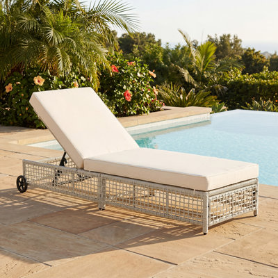 Chaise longue d'extérieur en rotin de l 24,6 po avec dossier à 5 positions, coussin et roulettes pour la piscine, la cour et le jardin